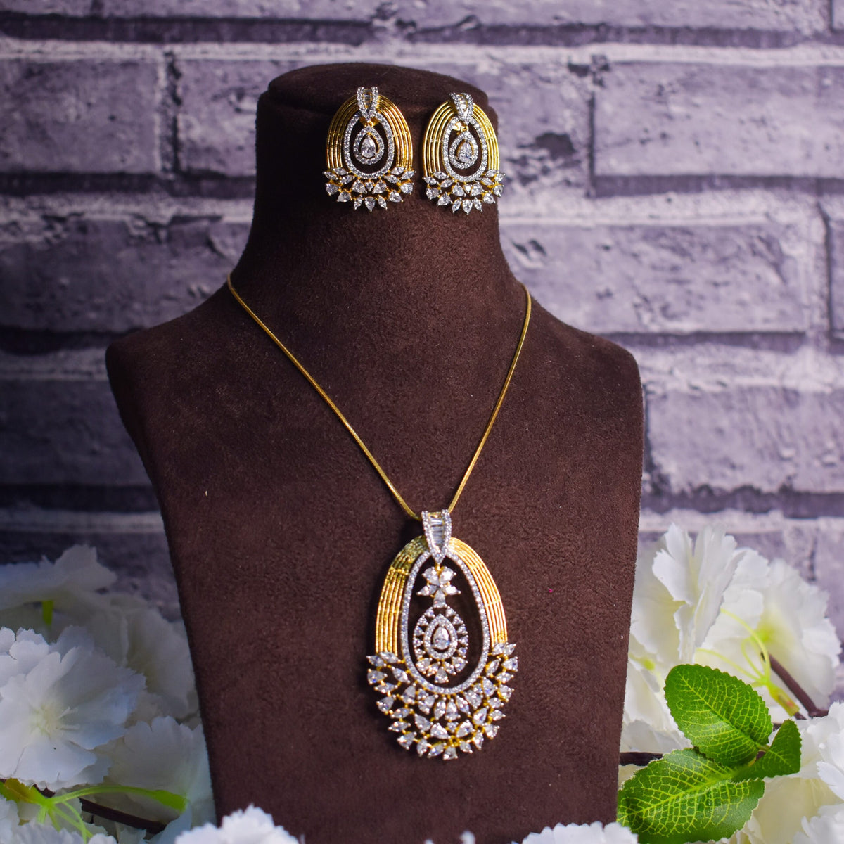 Festive Pendant Set in Gold Plating